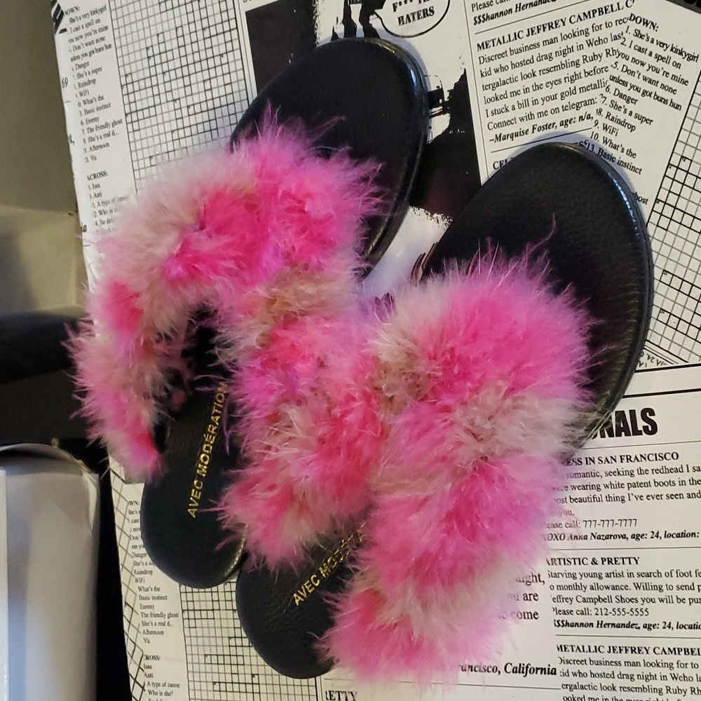 Sz 36 NIB Avec Moderation feather flats